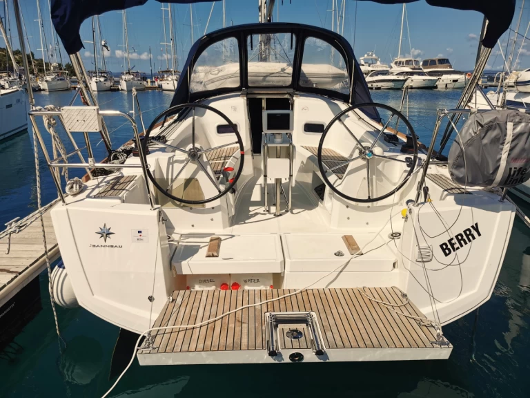 Noleggio barche Jeanneau Sun Odyssey 349 a Drage su Samboat