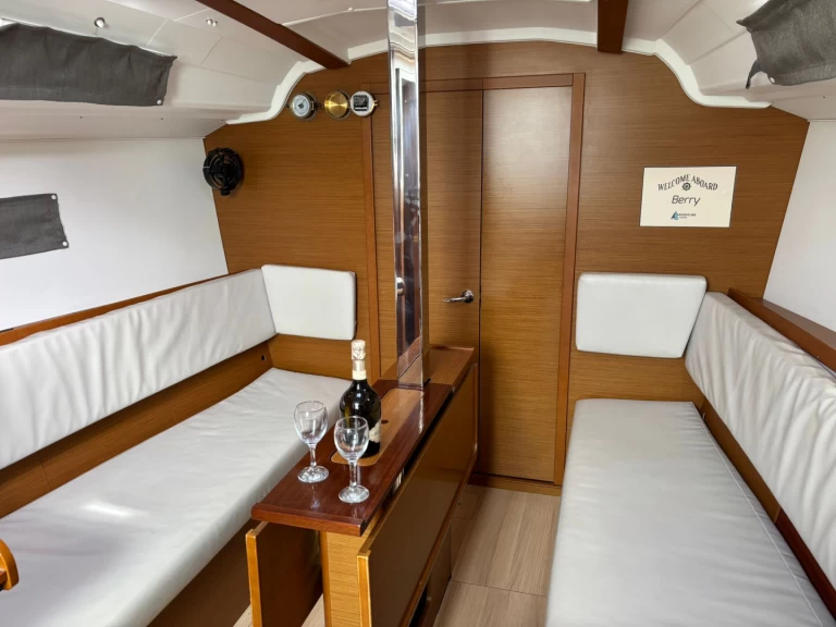 Noleggio Barca a vela Jeanneau con patente nautica