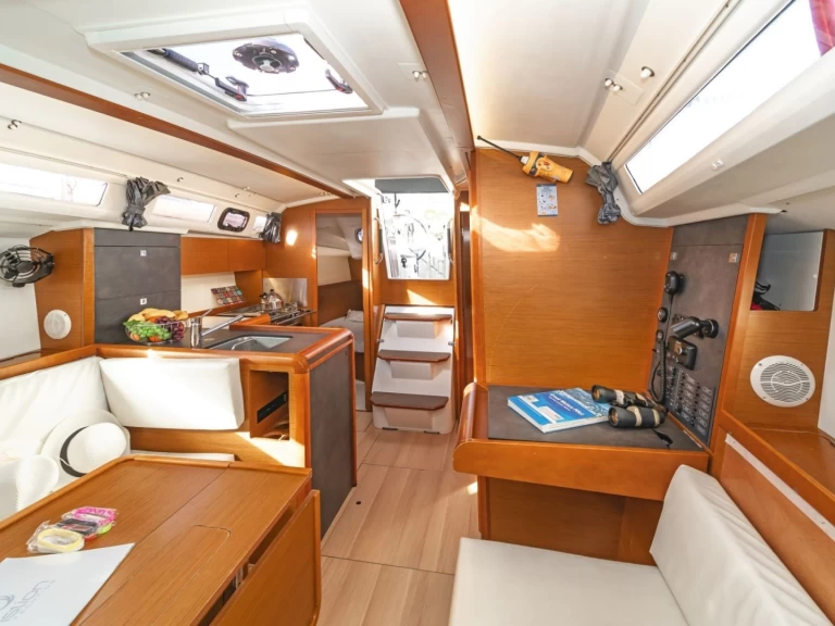 Noleggio Barca a vela Jeanneau con patente nautica