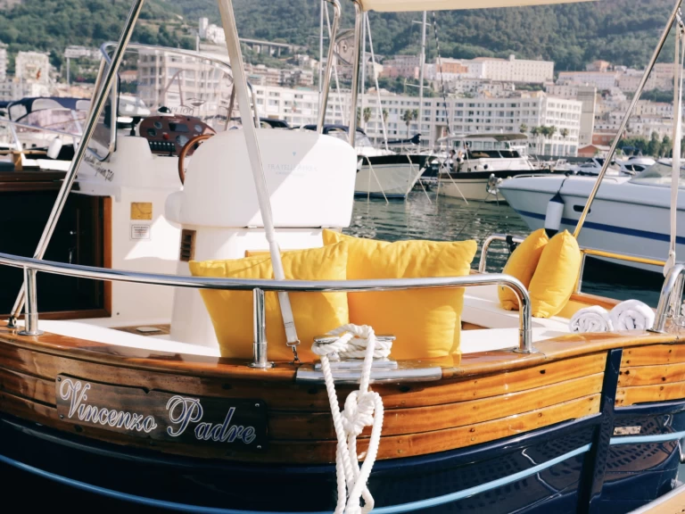 Noleggiare una Fratelli Aprea Sorrento 7,50 open cruise a Salerno