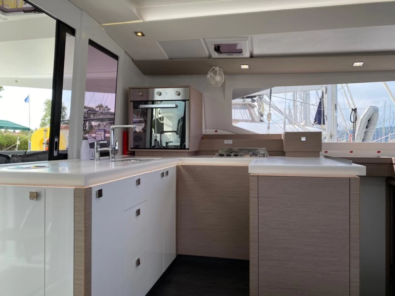 Noleggio barche Fountaine Pajot Astrea 42 a Níkiti su Samboat