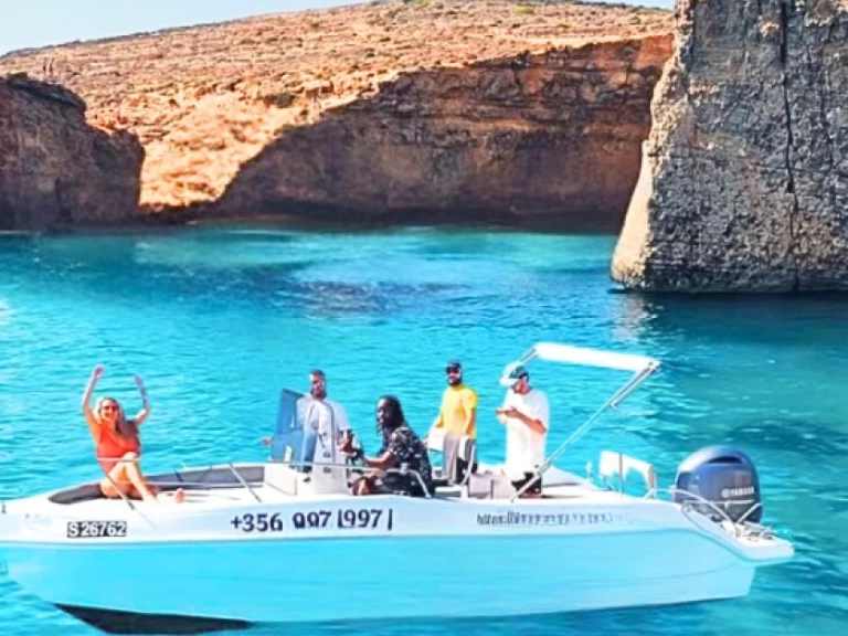 Noleggiare una Bluemax 23 Open Boat  a Comino