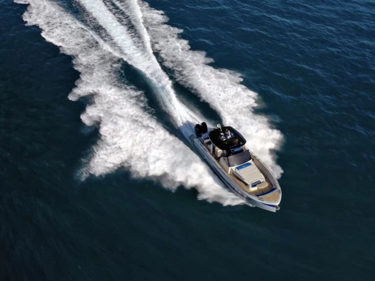 Noleggiare una italyure 38 sport a Capri