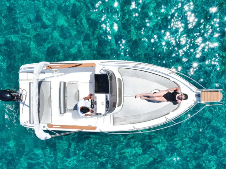 Barca a motore a noleggio a Sant Antoni de Portmany al miglior prezzo