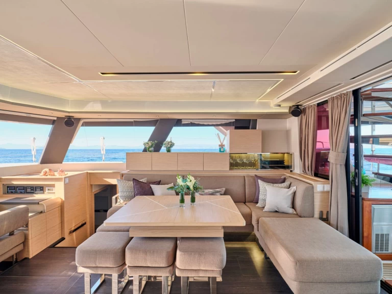 Yacht di lusso a noleggio a Néa Péramos al miglior prezzo