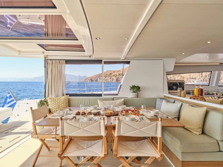 Yacht di lusso a noleggio a Néa Péramos al miglior prezzo