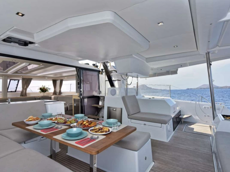 Noleggio Yacht di lusso Fountaine Pajot con patente nautica