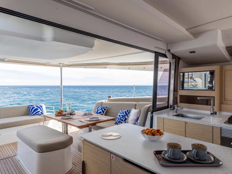 Noleggiare una Fountaine Pajot FP 44 a Marina de Portimão
