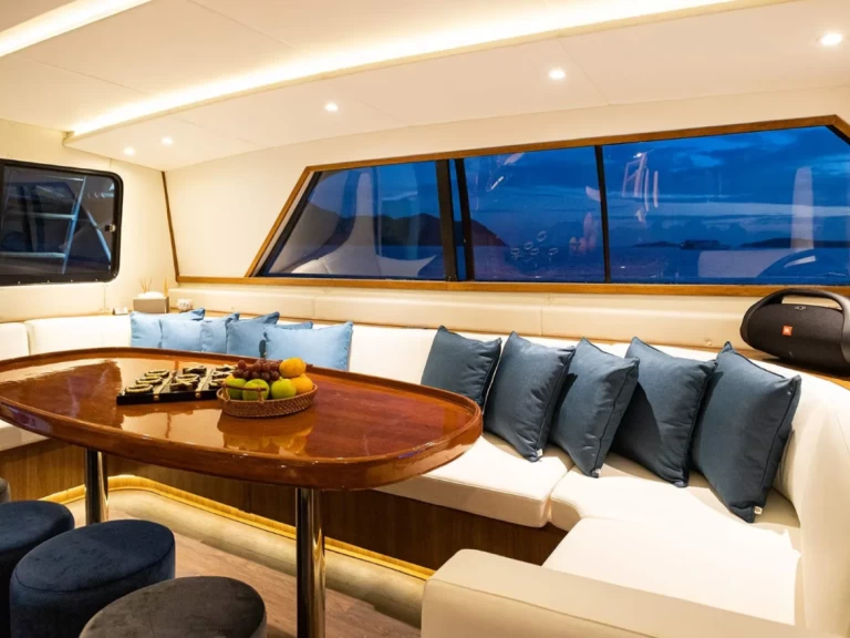 Noleggiare una Bertram Odyssey 1 a Phuket (City)