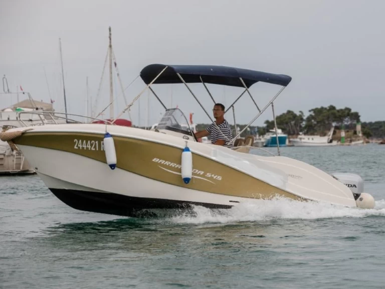 Barca a motore a noleggio a Arbe al miglior prezzo