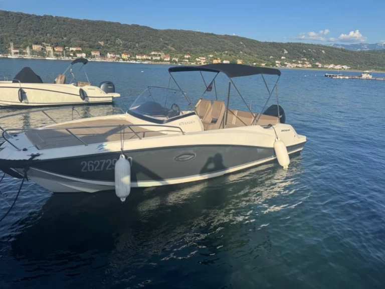 Quicksilver Activ 675 Sundeck da affittare a  Arbe