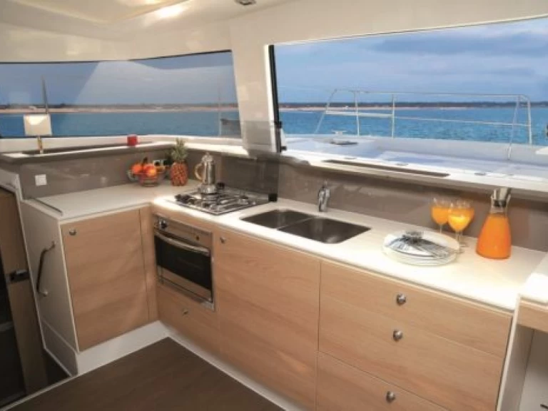 Noleggio Catamarano a Porto Pollo – Bali Bali 4.3