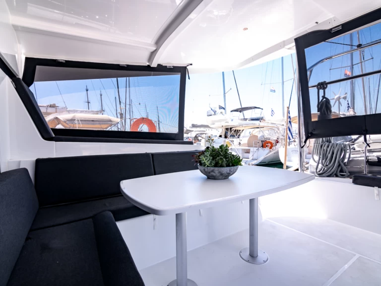 Catamarano a noleggio a Toúrlos al miglior prezzo