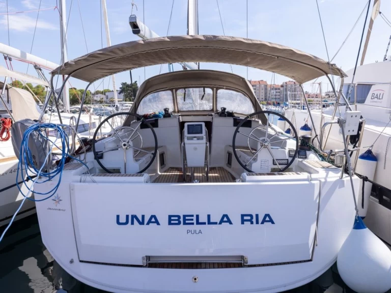 Noleggio Barca a vela Jeanneau con patente nautica