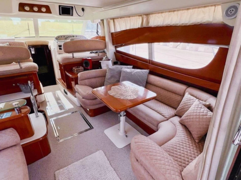 Barca a motore a noleggio a Bol al miglior prezzo