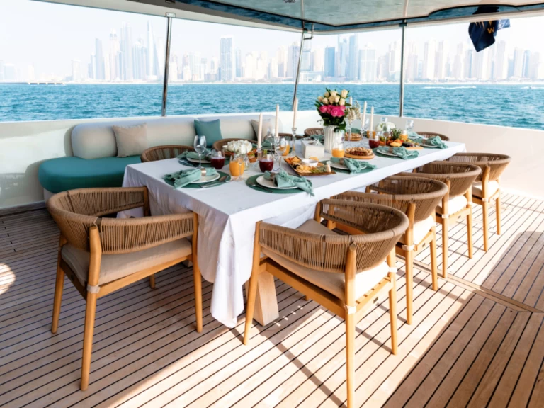 Noleggiare una Numarine 80ft a Dubai Marina