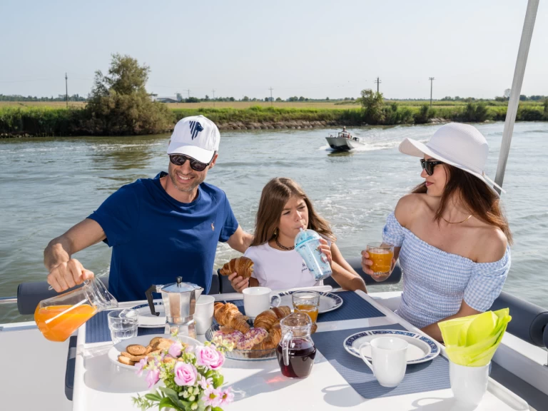 Noleggio Houseboat Delphia con patente nautica