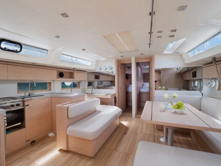 Barca a vela a noleggio a Gouviá al miglior prezzo