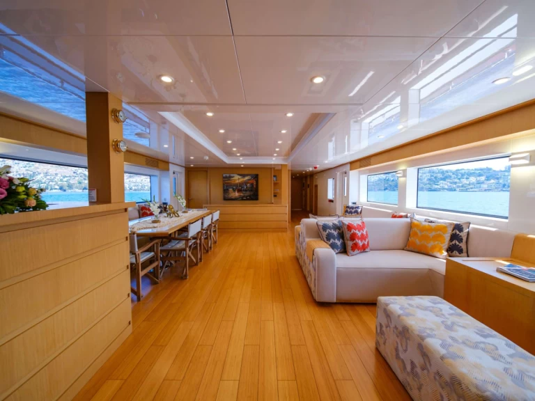 Noleggio Yacht di lusso Custom con patente nautica