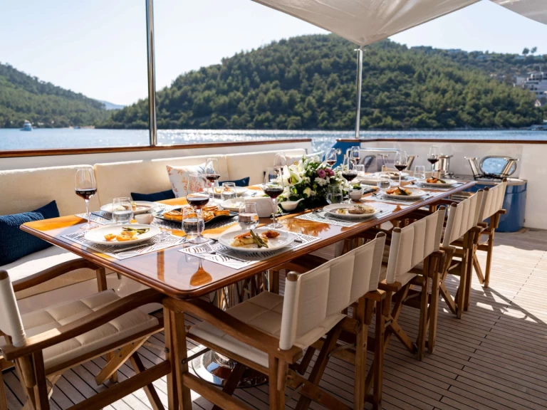 Noleggio Yacht di lusso Custom con patente nautica