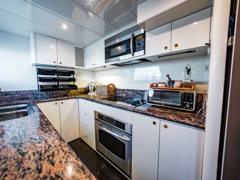 Noleggio Yacht di lusso Johnson con patente nautica