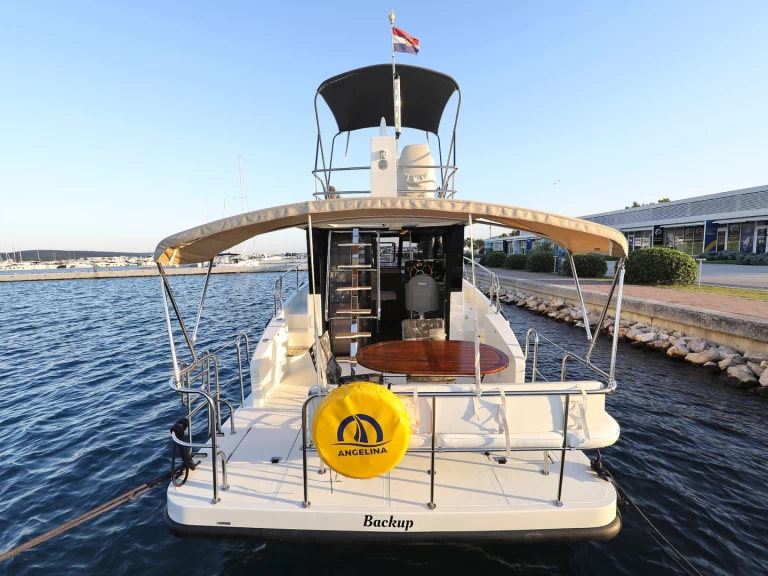 Noleggiare una Cobra Yachts Futura 40 Grand Horizon a Sveti Filip i Jakov