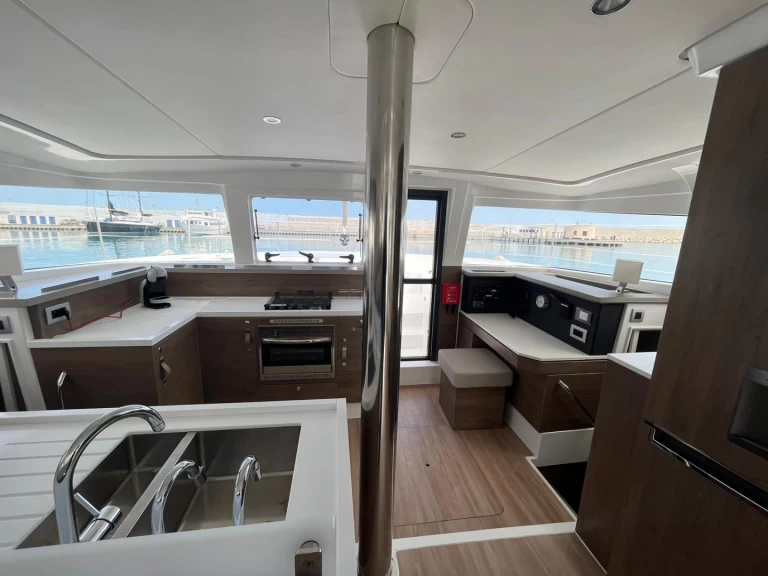 Noleggio Catamarano a Capo d'Orlando – Bali Bali 4.2