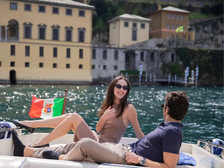 Barca a motore a noleggio a Bellagio al miglior prezzo