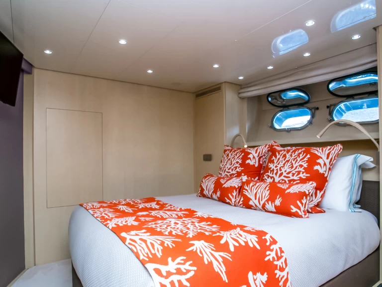 Yacht di lusso a noleggio a Órmos Bay al miglior prezzo