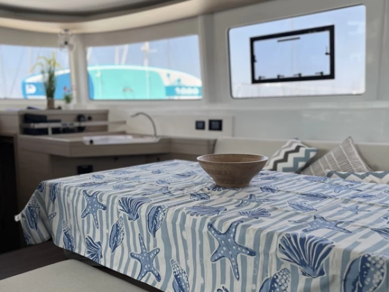 Catamarano a noleggio a Álimos al miglior prezzo