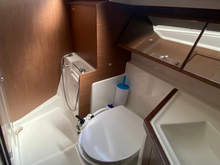 Noleggiare una Bénéteau Oceanis 40.1 (3 double and 1 bunk beds) a Lefkáda