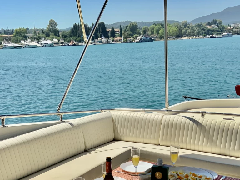 Noleggiare una  Motor Yacht a Gouviá