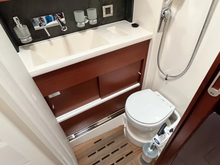 Barca a vela a noleggio a Lávrio al miglior prezzo