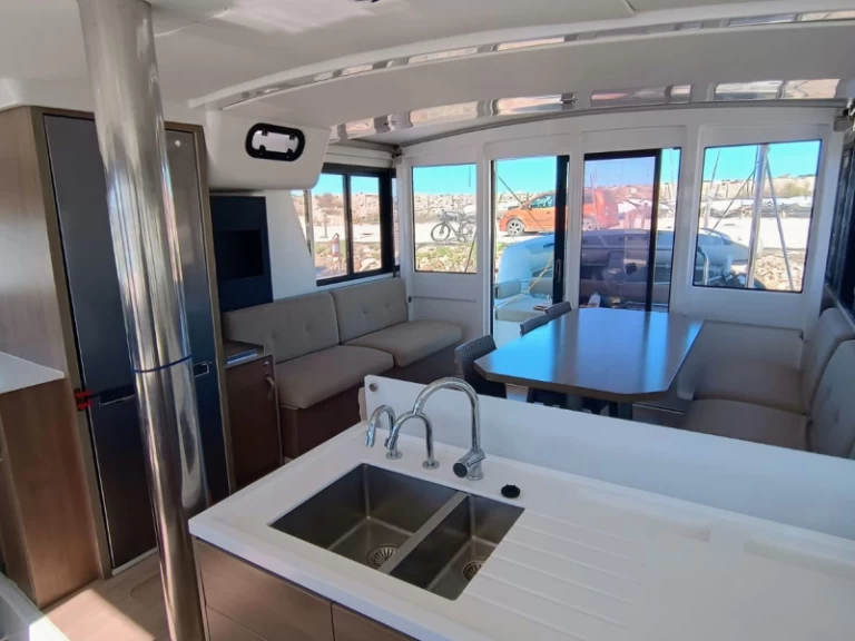 Noleggio Catamarano a Capo d'Orlando – Bali Bali 4.2
