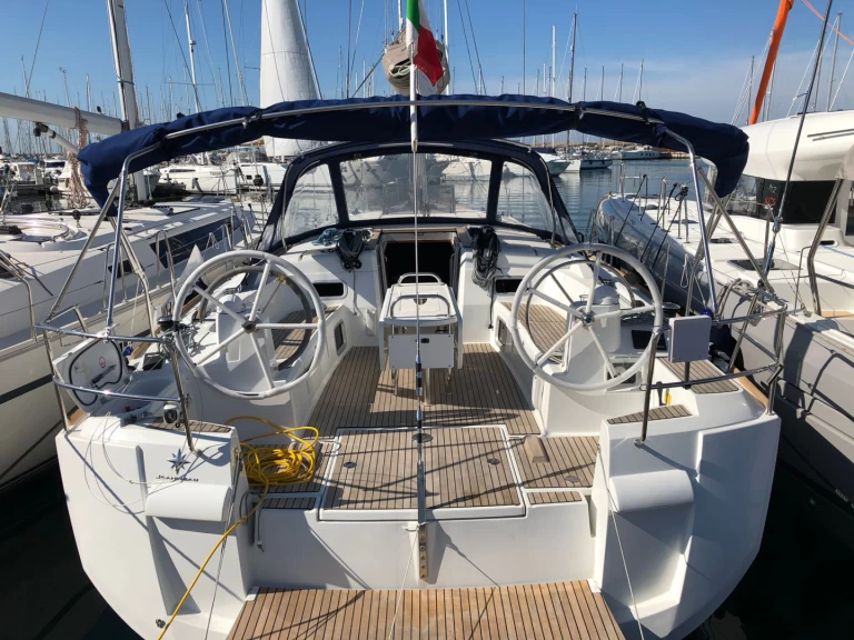 Noleggiare una Jeanneau Sun Odyssey 519 a Puntone