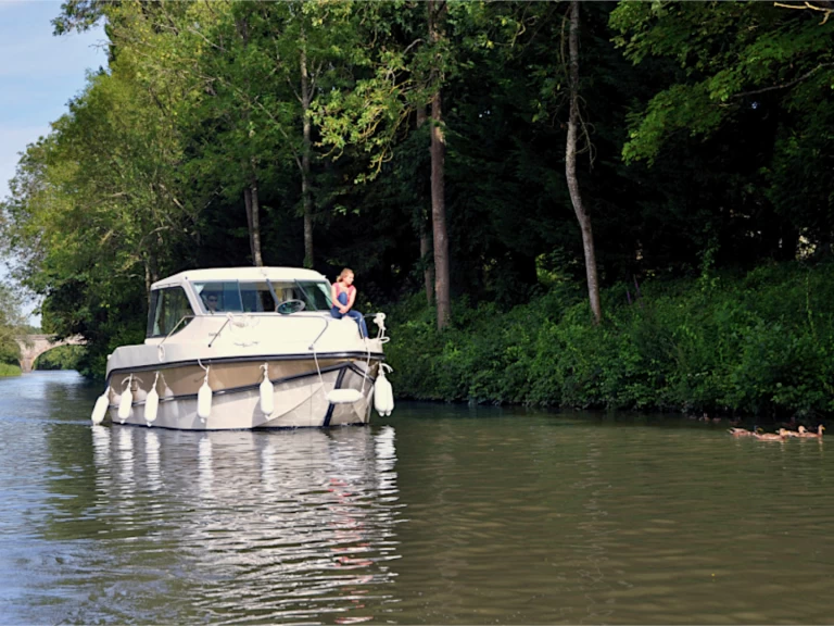 Barca a motore a noleggio a Grez-Neuville al miglior prezzo