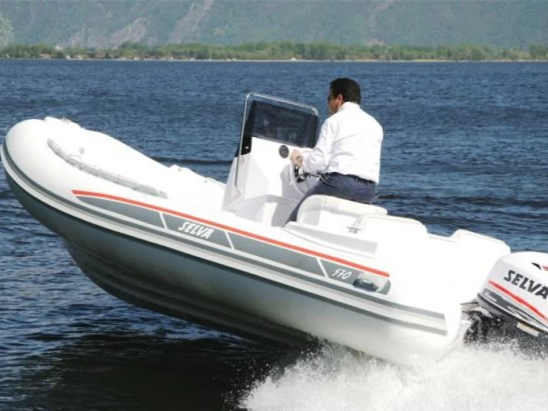 Noleggiare una  Selva 570 a Siracusa