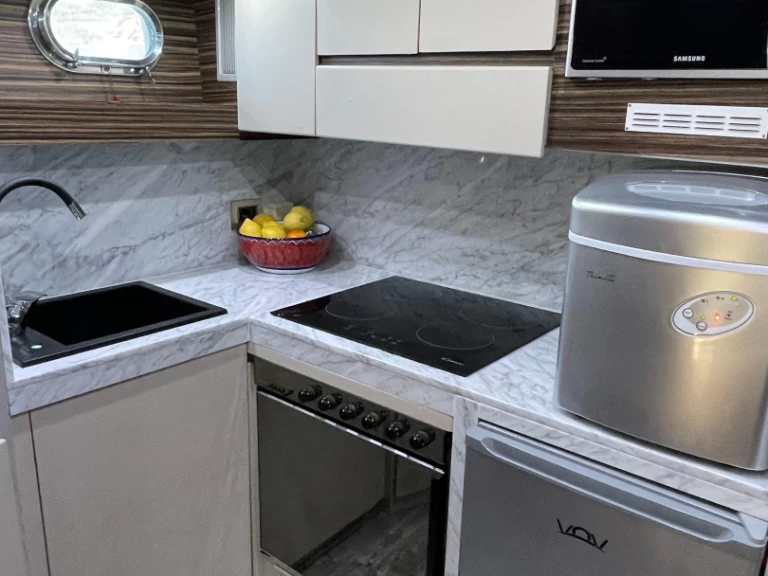 Yacht di lusso a noleggio a Salerno al miglior prezzo