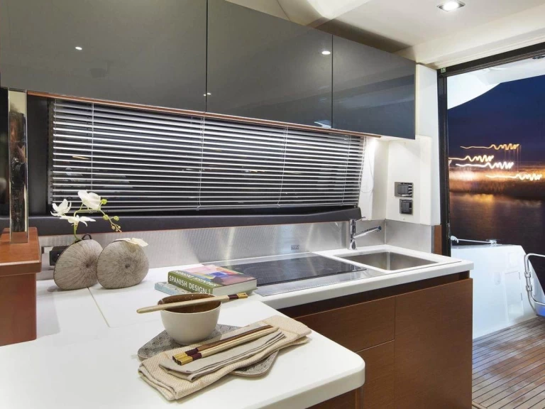 Prestige Prestige 450 Fly da affittare a  Giardini-Naxos