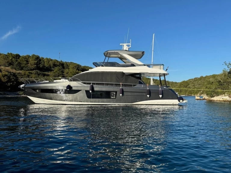 Noleggiare una Azimut Azimut 68 a Podstrana