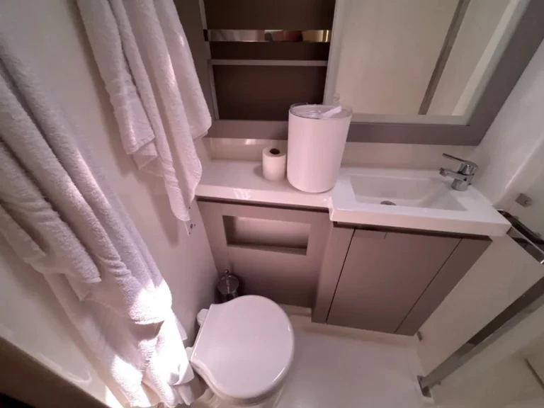 Noleggiare una Fountaine Pajot Elba 45 a Palermo