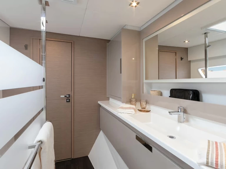 Noleggio Catamarano con o senza skipper Fountaine Pajot a Procida