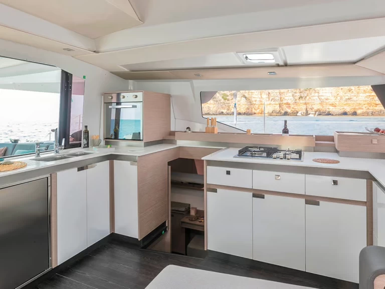 Catamarano a noleggio a Procida al miglior prezzo