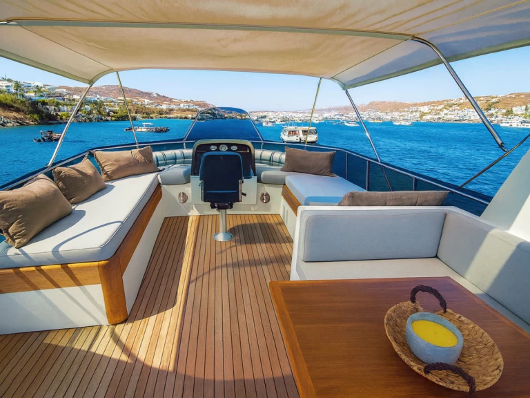 Noleggiare una Maiora Fly Bridge a Mykonos (Citta)