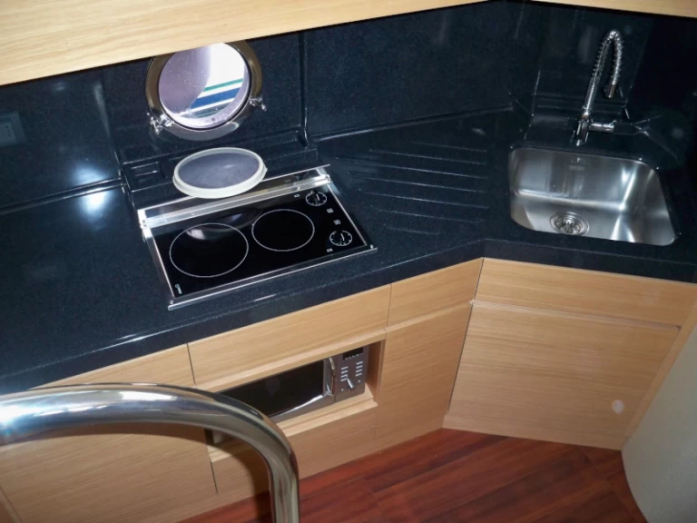 Noleggiare una Azimut Azimut 43 Fly a Seget Donji