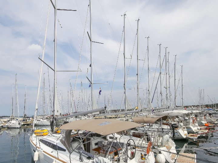 Noleggio Barca a vela Jeanneau con patente nautica