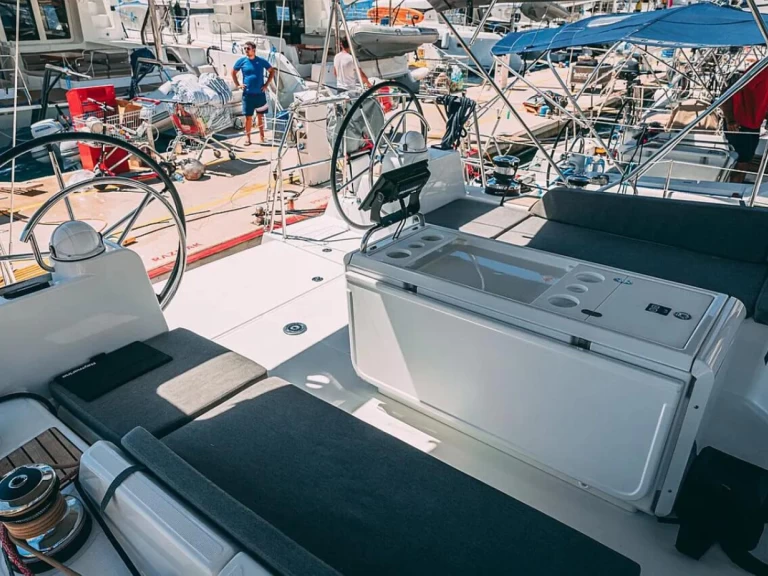 Noleggio Barca a vela Jeanneau con patente nautica