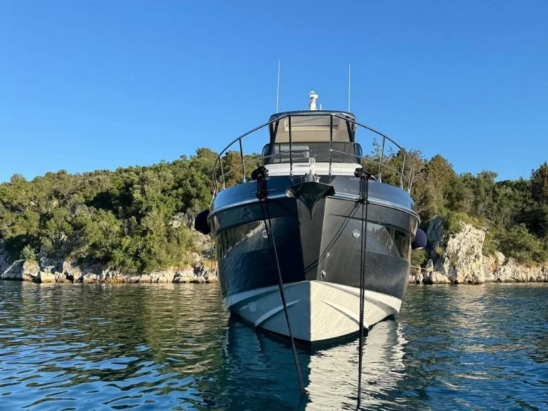 Yacht di lusso a noleggio a Podstrana al miglior prezzo