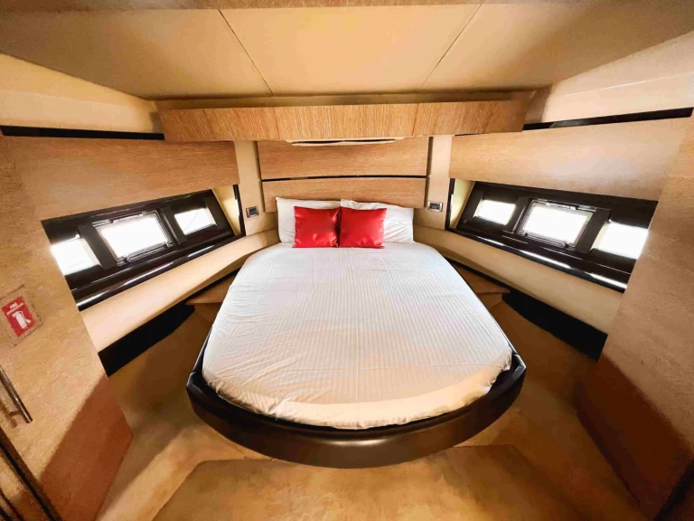 Yacht di lusso a noleggio a Dubai Marina al miglior prezzo