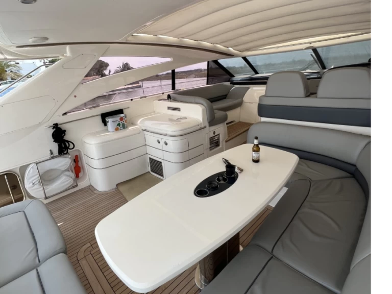 Noleggiare una Princess Princess V58 a Roses